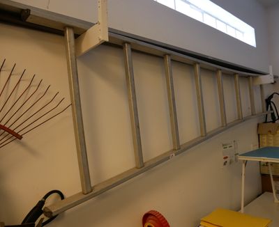 une pièce où de nombreux outils sont accrochés au mur