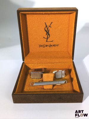 une boîte contenant un stylo et une paire de boutons de manchette