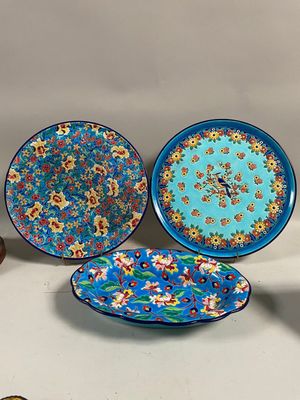 trois assiettes à motifs différents posées sur une table