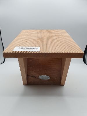 une boîte avec une étiquette posée sur une table