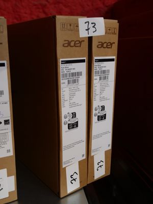 Deux boîtes contenant des produits Acer sont posées sur une étagère devant un mur rouge.