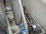 un réservoir métallique auquel est raccordé un tuyau