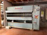une machine qui se trouve à l'intérieur d'un bâtiment