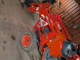 un tracteur rouge garé dans un garage