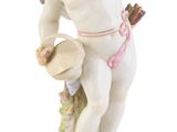 une image représentant une figurine de Cupidon tenant un arrosoir