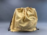 Sac fourre-tout jaune Louis Vuitton sur fond gris