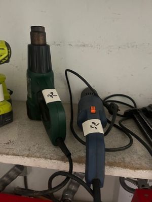 de nombreux outils qui prennent la poussière sur une étagère