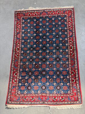 un tapis bleu et rouge à motifs floraux