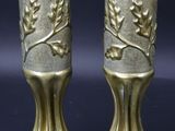 deux vases posés l'un à côté de l'autre sur une table