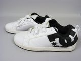 des baskets Converse ornées d'étoiles noires et blanches sur le côté