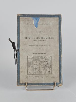 un vieux livre posé sur une table, à côté d'une clé