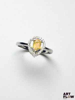 un gros plan d'une bague ornée d'une citrine en forme de cœur entourée de diamants