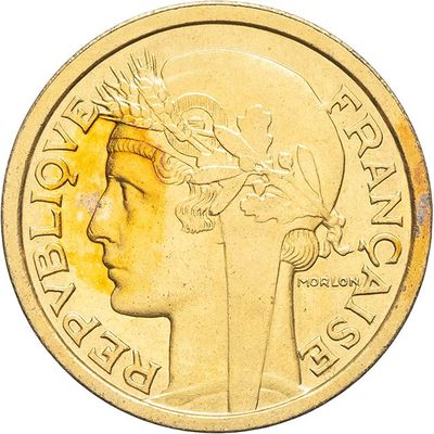 gros plan d'une pièce de monnaie sur laquelle figure une tête de femme