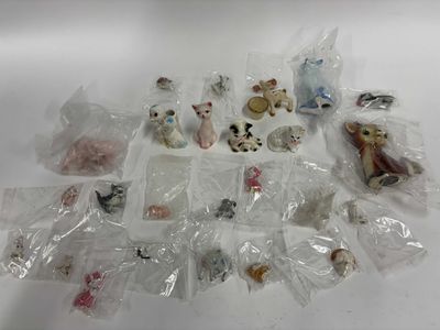 beaucoup de peluches dans des sacs en plastique posés sur la table