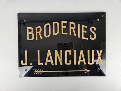 une enseigne sur laquelle est inscrit « broderies j lanciaux »