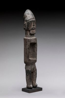 l'image d'une statue d'un homme avec un chapeau sur la tête