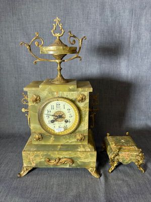 une image représentant une horloge et un petit banc sur fond gris