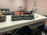 deux appareils électroniques posés sur une table blanche dans une pièce