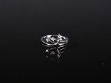gros plan d'une bague en argent sur une surface noire