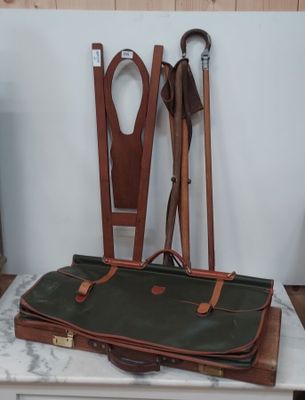 une valise et deux parapluies posés sur une table