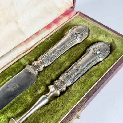 deux couverts dans un coffret recouvert d'un tissu vert