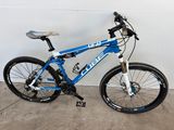 un vélo bleu garé dans un garage