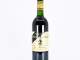 une bouteille de vin posée sur une table