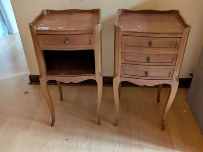 deux tables en bois avec tiroirs dans une pièce