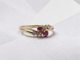 une image montrant un gros plan d'une bague posée sur une feuille de papier
