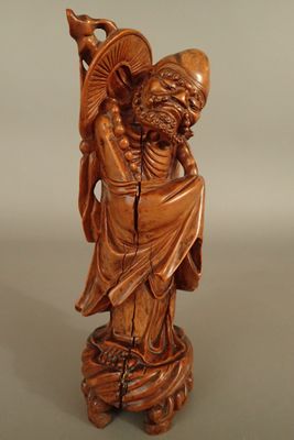 Sculpture en bois exotique représentant un vieillard.