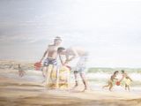 tableau représentant un groupe de personnes sur une plage avec une planche de surf