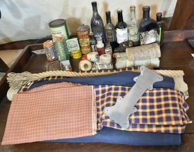 plusieurs bouteilles d'alcool et un couteau sur une table