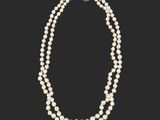 un collier de perles à trois rangs muni d'un fermoir en diamant