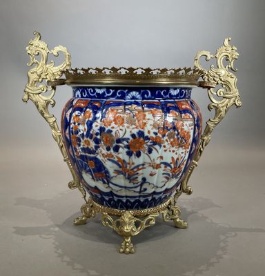 un vase posé sur un support sur une table