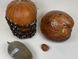 quelques noix posées sur une table blanche