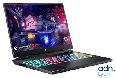 l'ordinateur portable est ouvert sur une surface blanche, avec un clavier coloré