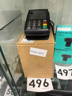 un téléphone posé sur une boîte dans une vitrine