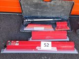 une valise qui contient quelques boîtes rouges