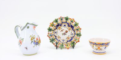 trois pièces de porcelaine différentes sur un fond blanc