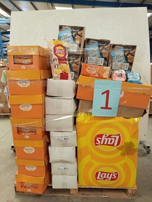 un chariot rempli de paquets de chips et d'autres snacks
