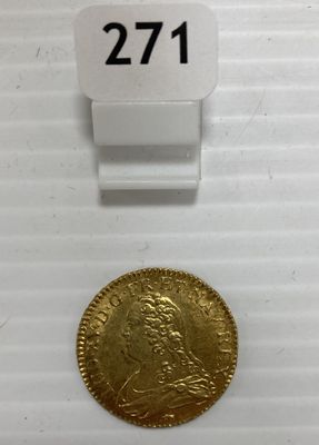gros plan d'une pièce d'or sur une surface blanche