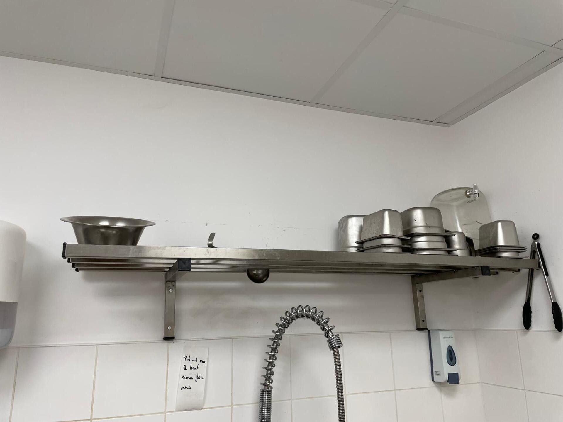 Un lot inox comprenant une étagère, bacs gastro et quelques …