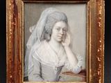 portrait d'une dame en robe blanche, la tête recouverte d'un voile