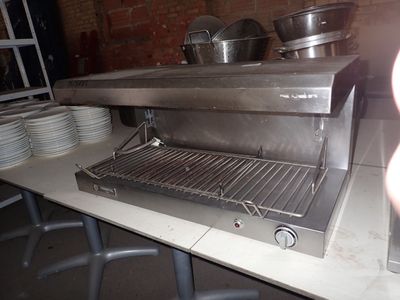 un plan de travail sur lequel sont posés un grill et des casseroles