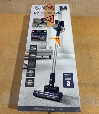 la boîte d'un aspirateur est ouverte sur la table