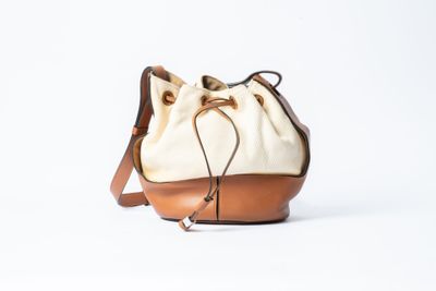 un sac seau blanc avec une anse marron sur fond blanc