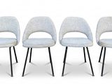 quatre chaises aux pieds noirs et recouvertes d'un tissu bleu clair, recouvertes d'un tissu bleu clair, recouvertes d'un tissu bleu clair, recouvertes d'un tissu bleu clair