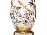 un vase en verre orné d'un motif représentant un oiseau et des fleurs