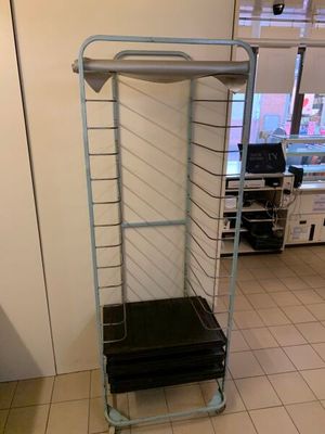 un chariot métallique muni d'une étagère, placé au milieu d'une pièce