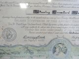 un vieux document sur lequel figure la photo d'une femme